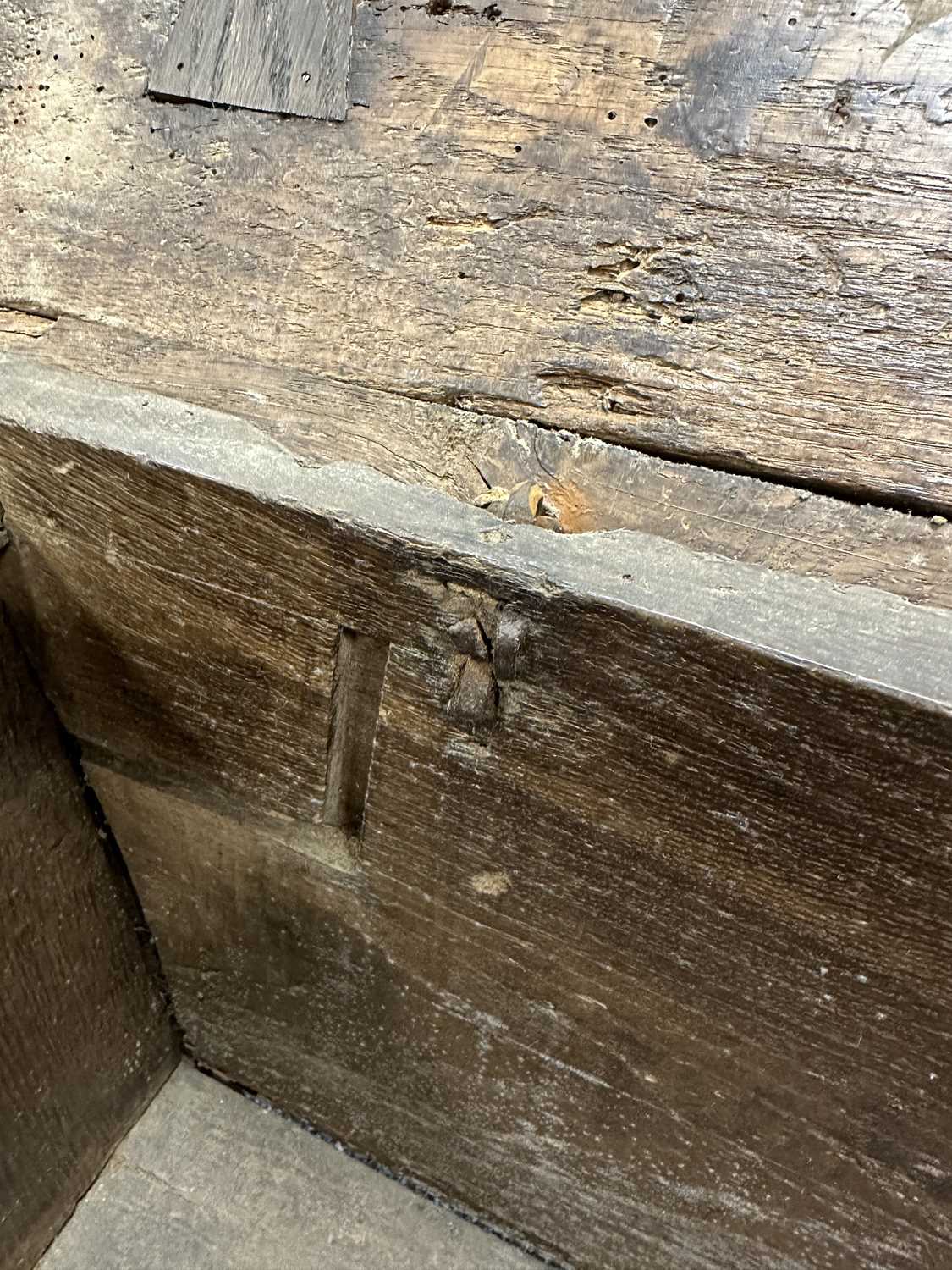 A RARE 15TH/16TH CENTURY GOTHIC OAK PLANK COFFER OF SMALL SIZE - Image 15 of 22