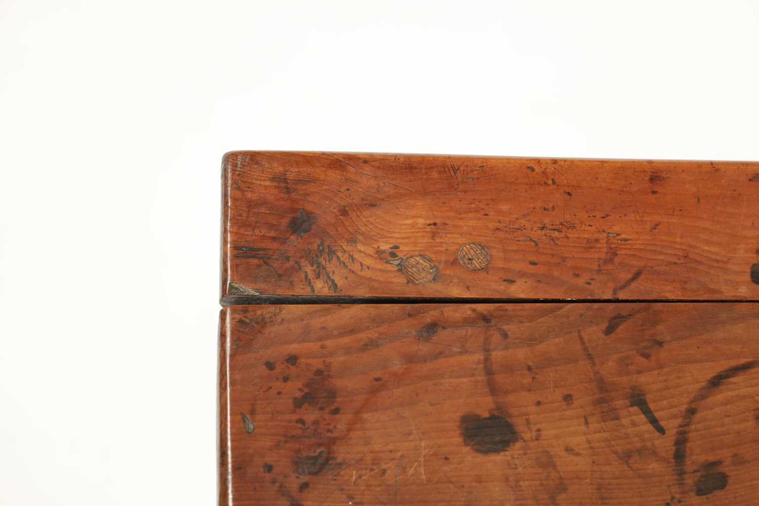 AN EARLY 18TH CENTURY YEW WOOD SIDE TABLE - Image 5 of 7