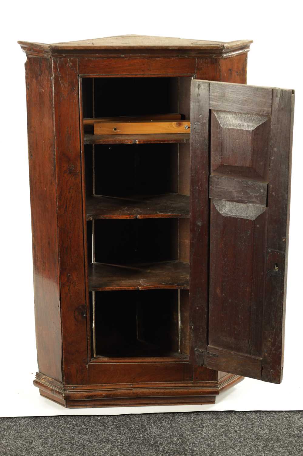 AN EARLY 18TH CENTURY OAK PANELLED HANGING CORNER CUPBOARD - Image 2 of 3
