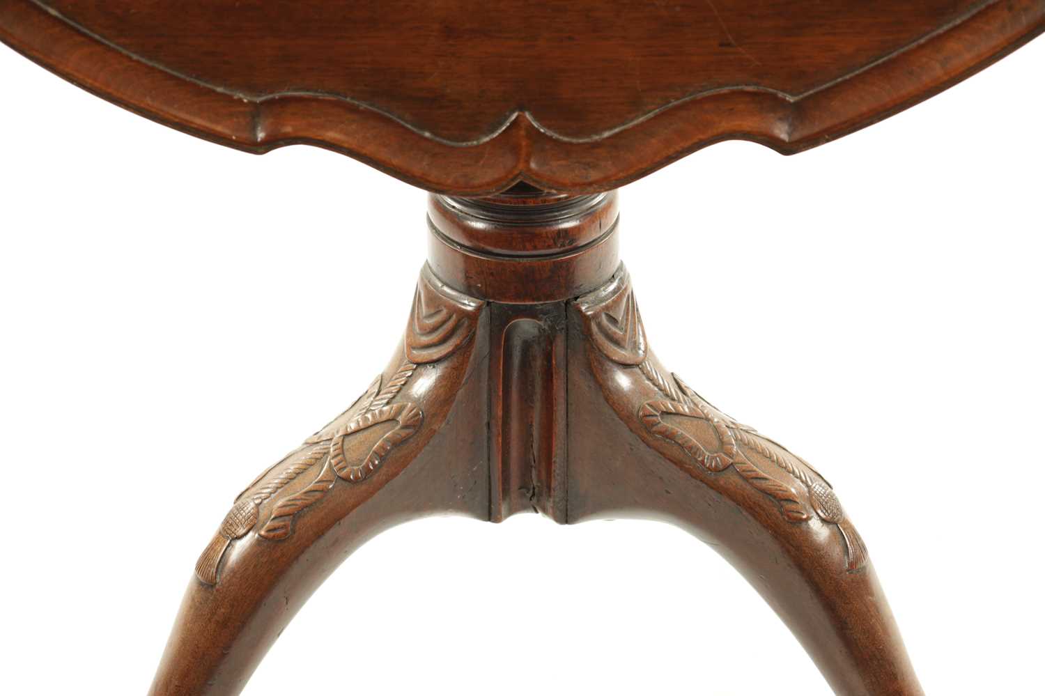 AN 18TH CENTURY FIGURED MAHOGANY PIE CRUST TRIPOD TABLE ON MANX FEET - Image 3 of 8