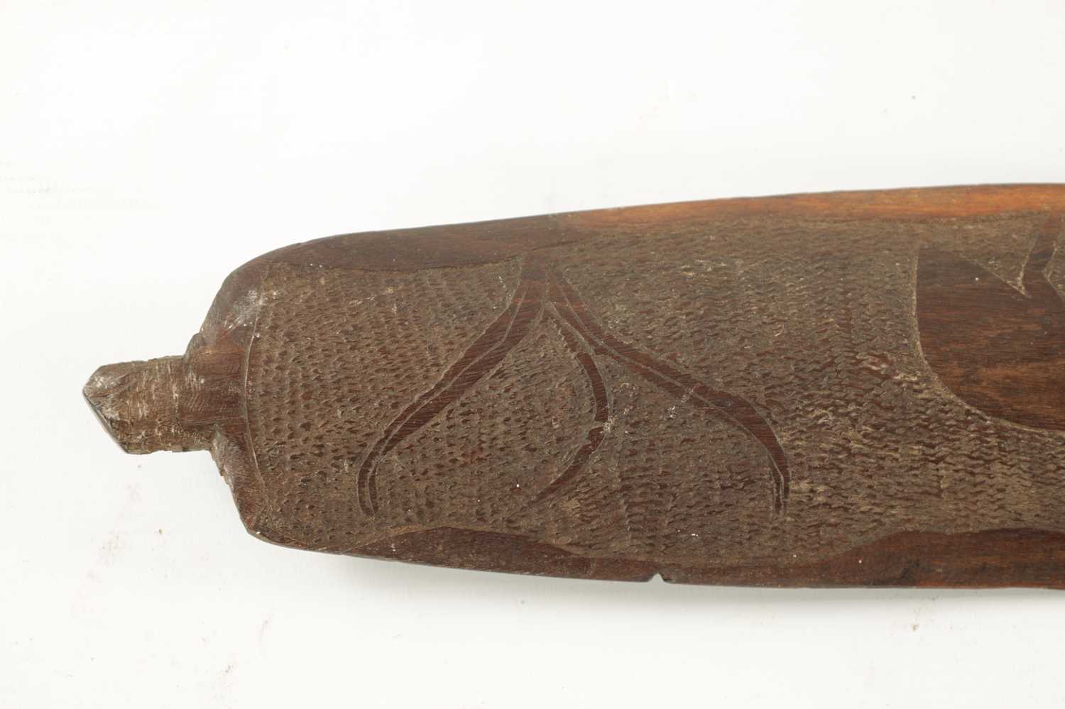 AN ABORIGINAL MULGA WOOD SPEAR THROWER WITH CARVED ANIMALS AND AN OLD BOOMERANG. - Image 4 of 6