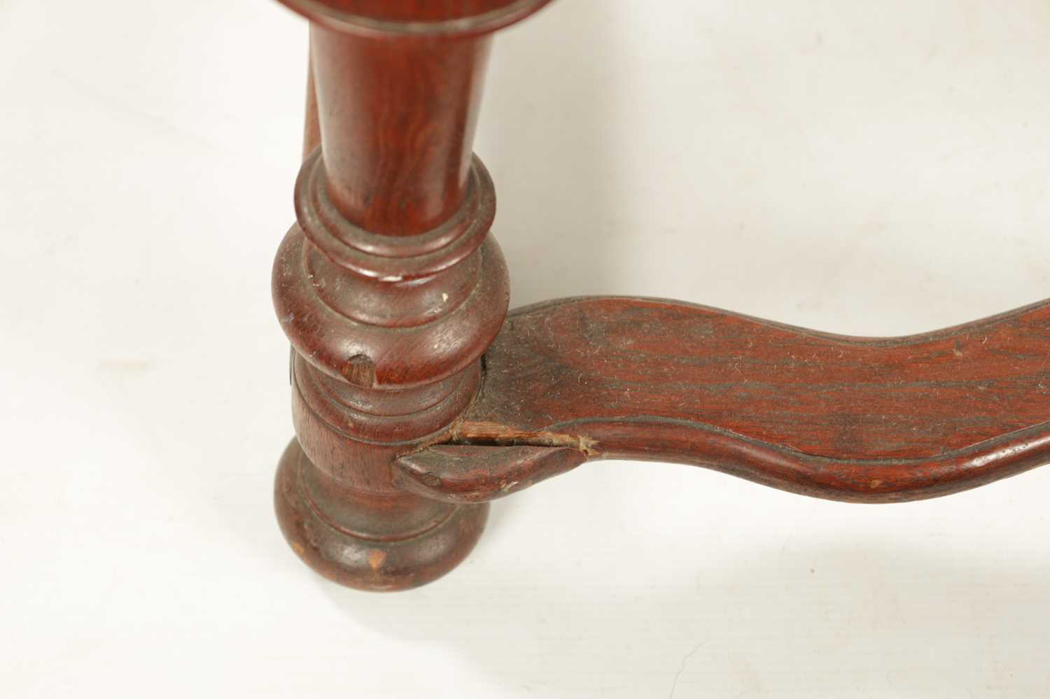 AN UNUSUAL 18TH CENTURY COLONIAL PADOUK WOOD TWO DRAWER TABLE ON BALLUSTER LEGS WITH SHAPED STRETCHE - Image 7 of 8