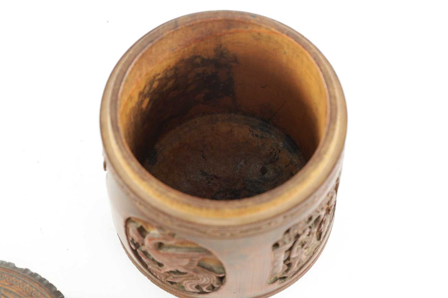 A GOOD EARLY 19TH CENTURY CARVED BAMBOO CHINESE BRUSH POT AND LID - Image 5 of 7