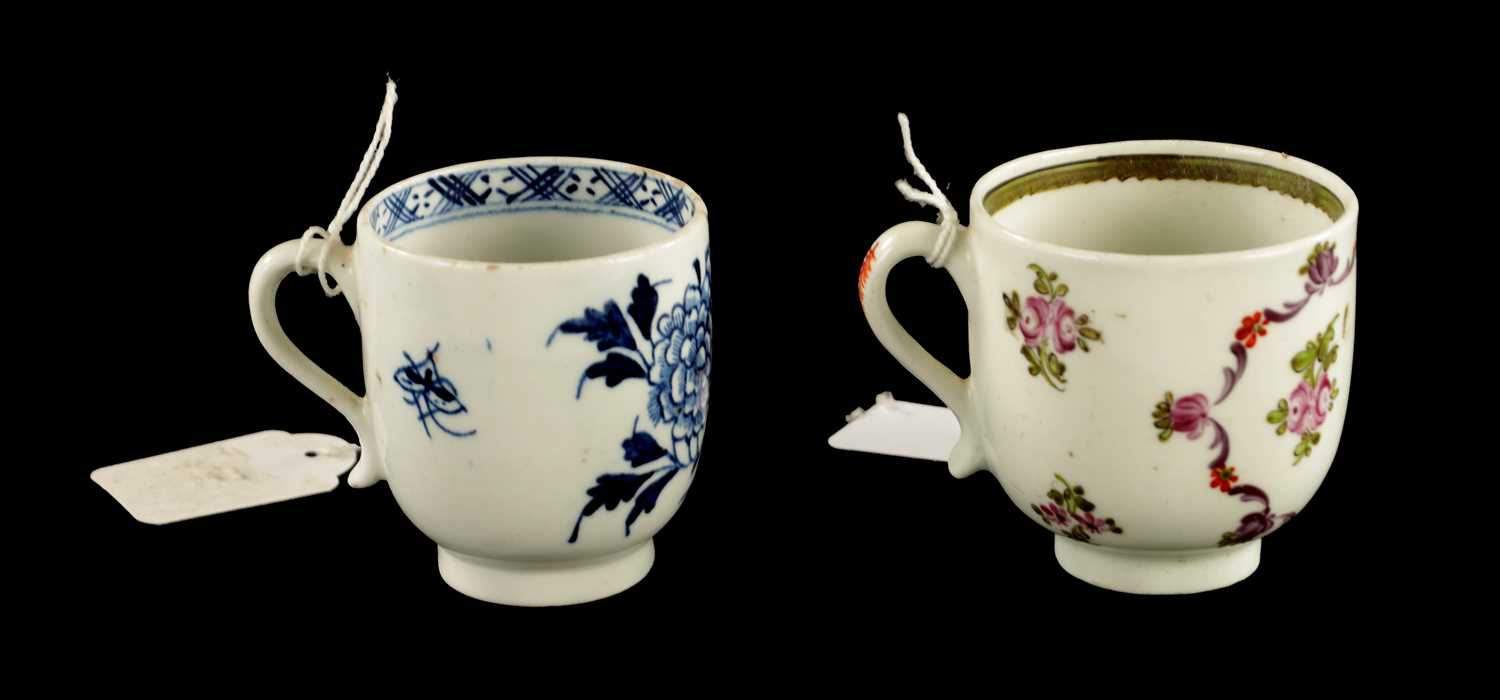 LOWESTOFT PORCELAIN CUP ENAMELLED WITH FLOWERS AND CUP PAINTED IN BLUE WITH A CHINESE GARDEN SCENE C