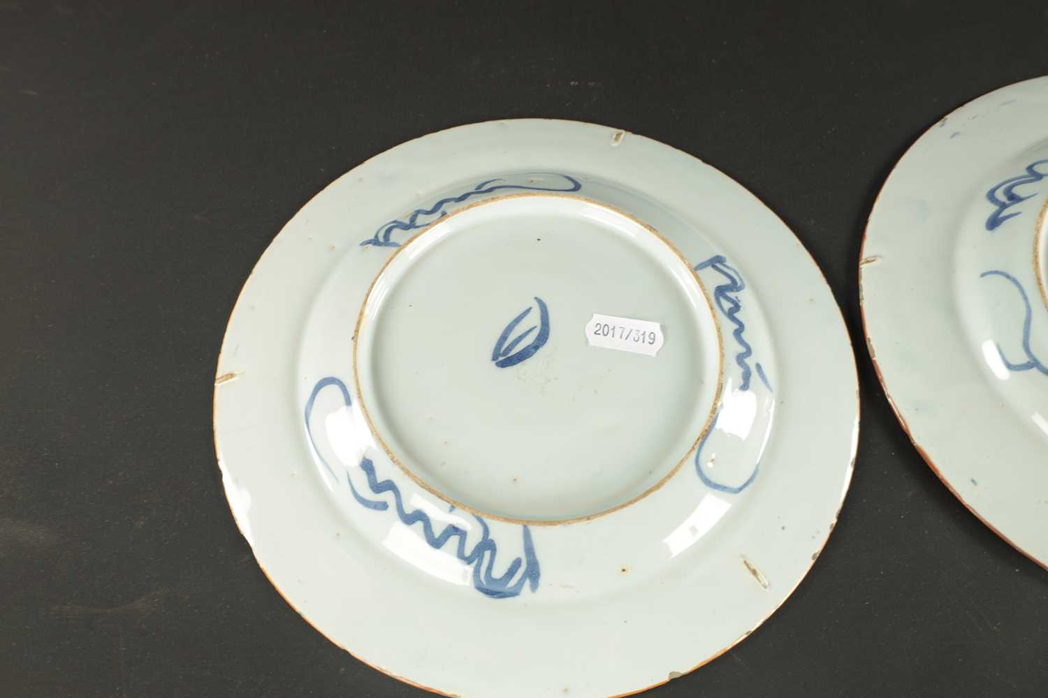 A PAIR OF BRISTOL DELFT PLATES CIRCA 1760 AND A PAIR OF LIVERPOOL DELFT PLATES - Image 14 of 18