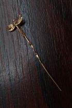 9ct Gold Dragonfly design stick pin 1g total weight. 60mm in length