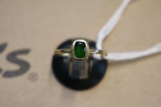 Ladies 9ct Gold Green Spinel set rub over ring Size T. 2.19g total weight