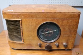 RGD Vintage radio model 516 in Art Deco Walnut case with Long, Medium and Short Wave