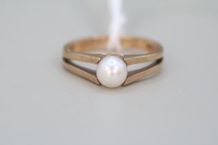 Ladies 9ct Gold Pearl set ring Size K