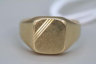 Gents 9ct Gold Signet ring Size P. 3g total weight