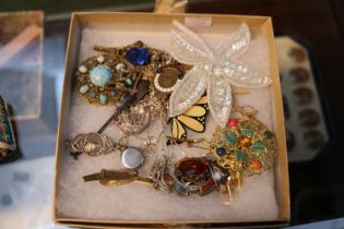 Tray of assorted Ladies Costume Jewellery to include Brooches, Scottish Iona Brooch etc