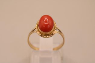 Ladies 9ct Gold Oval Coral Set ring, Size M. 2.4g total weight
