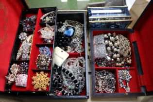 Collection of assorted Costume Jewellery to include Necklaces, Brooches etc