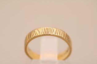 18ct Gold bark effect band, Size J. 3.4g total weight