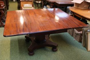 William IV Mahogany drop leaf dining table on trefoil base