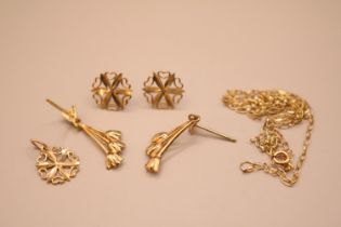 Collection of 9ct Gold Jewellery 2.3g total weight and a Pair of 9ct Gold Pearl set earrings