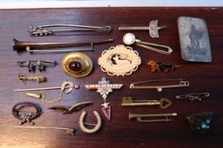 Collection of Vintage Jewellery inc. Hunting Horn Brooches and other brooches