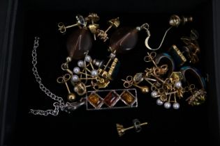 Collection of assorted Earrings and a Amber set Pendant