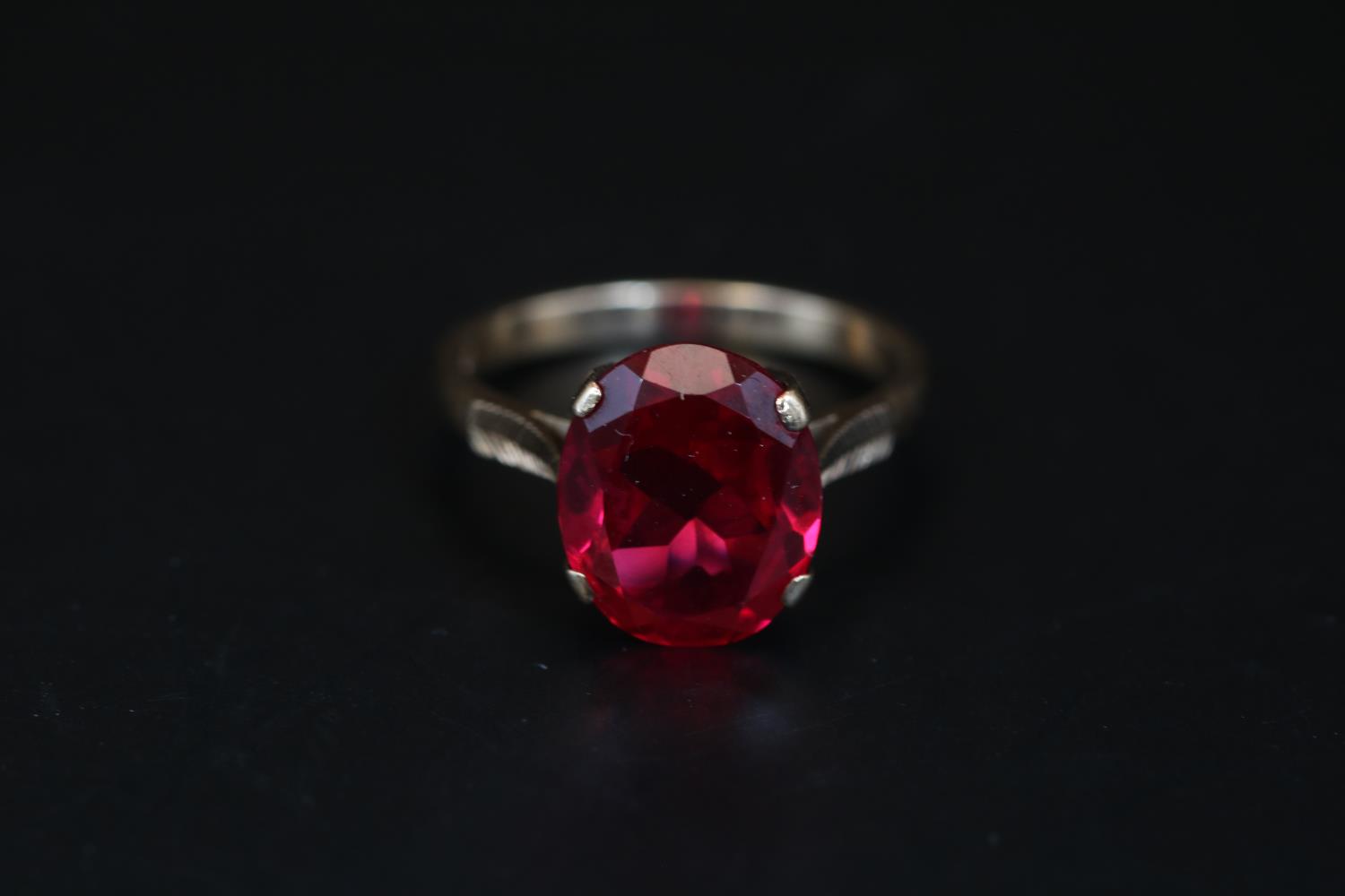 Ladies 9ct Gold Claw set Synthetic Ruby ring Size M. 3.3g total weight