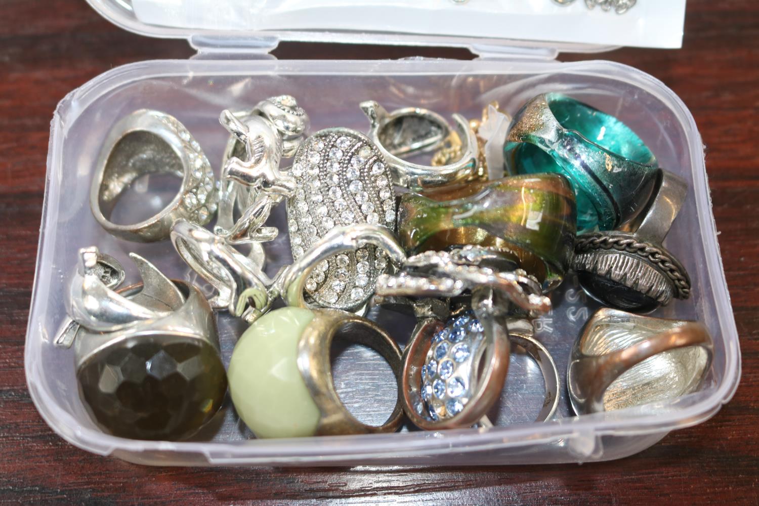 Collection of assorted Costume rings to include Shark design