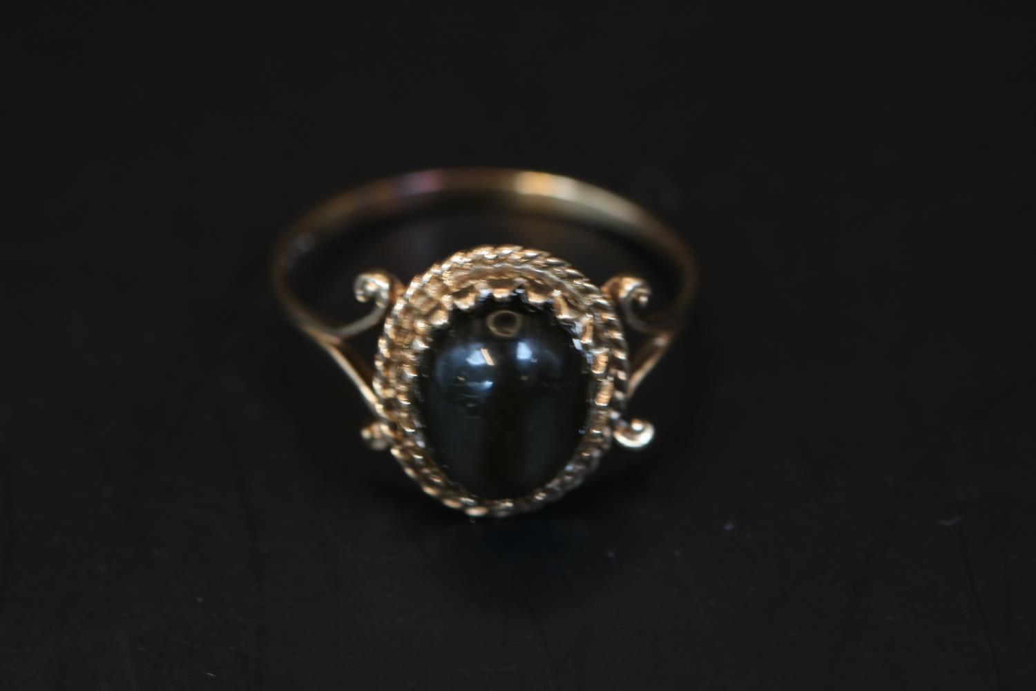Ladies 9ct Gold Cabochon set ring with scroll rope mount Size N. 1.7g total weight