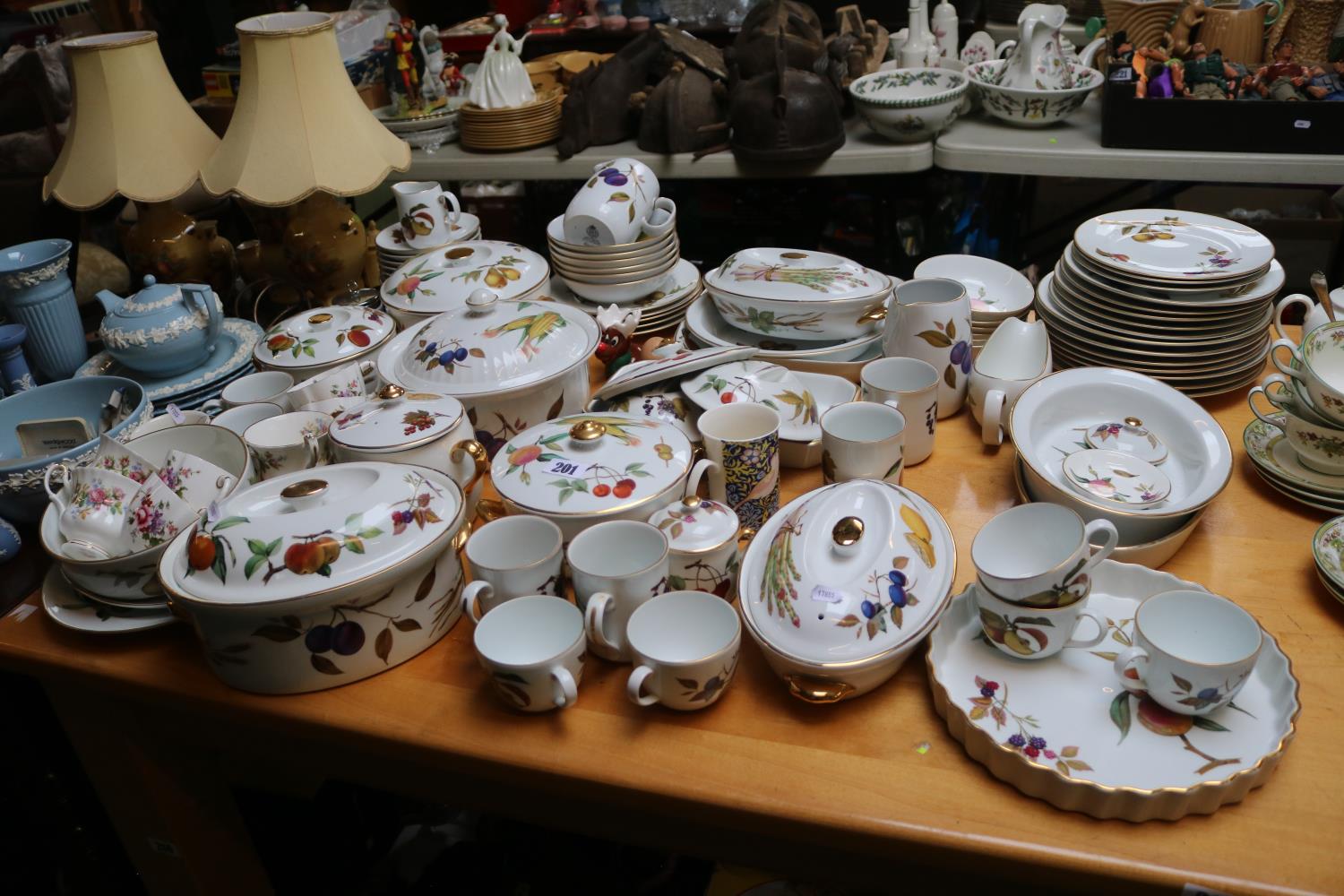Extensive Royal Worcester Evesham pattern dinner service to include Tureens, Dinner plates,