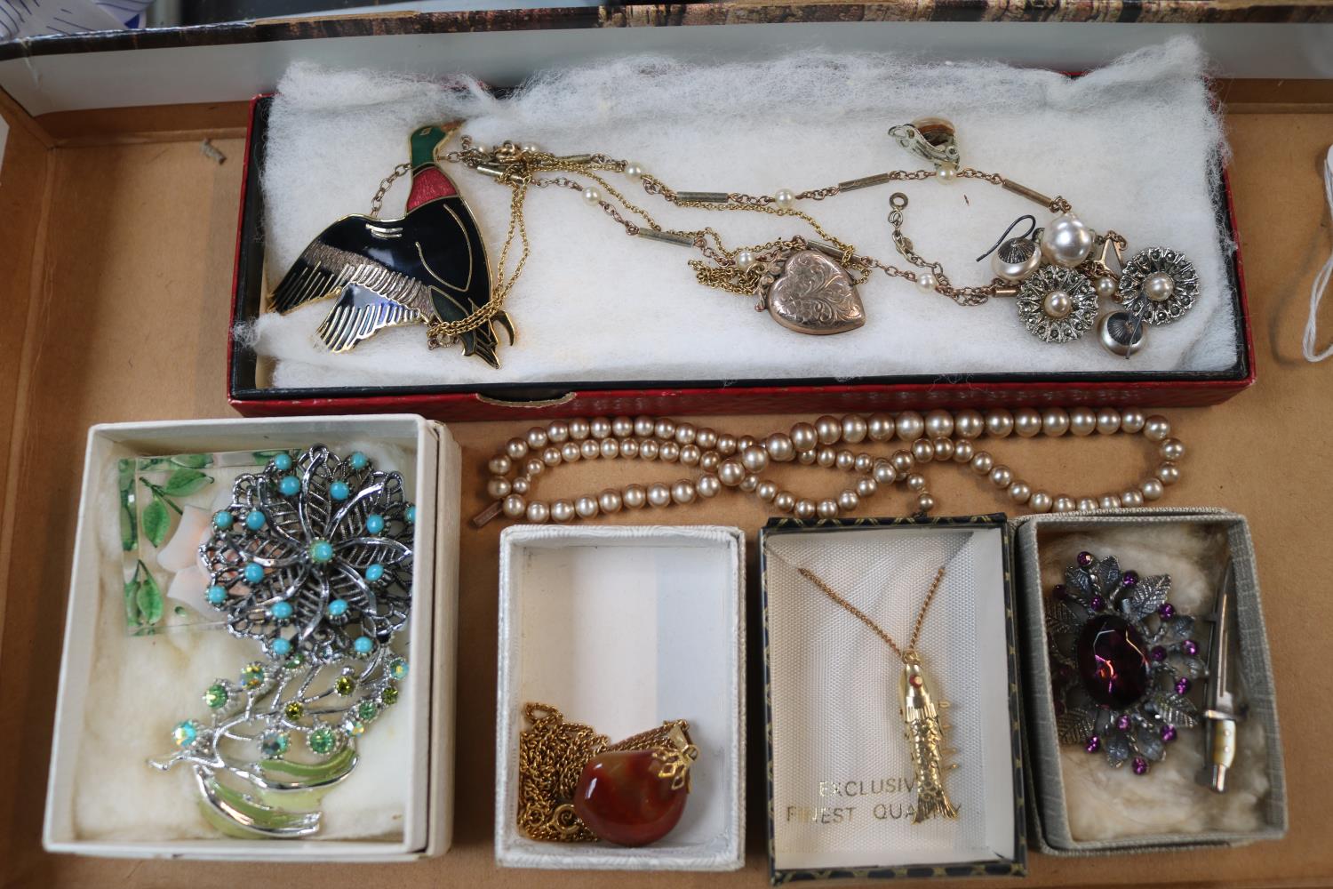 Collection of assorted Edwardian and later Costume jewellery inc. Brooches, Necklace etc
