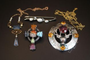 Collection of assorted Scottish and other jewellery to include 2 broches, Pearl set Bar brooch etc