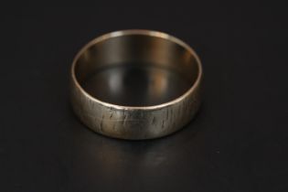 Gents 9ct Gold D Shaped wedding band Size T. 4g total weight