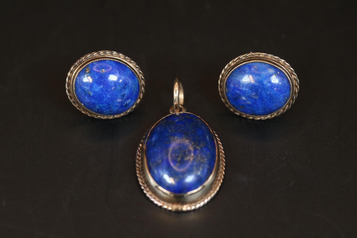 Good quality Lapis Lazuli Oval rub over 9ct gold set pendant and earring set