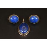 Good quality Lapis Lazuli Oval rub over 9ct gold set pendant and earring set