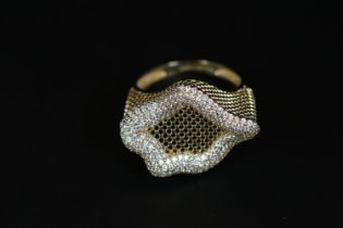 Unusual 9ct Gold Zircon set Lips design ring with pierced mesh mount Size T. 5.3g total weight