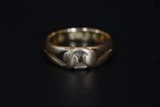 18ct gold ladies fancy design ring Size J 4.2g total weight