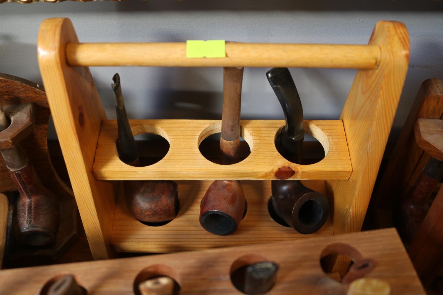 Collection of assorted Pipes and Pipe racks to include Ogdens, Sherlock Holmes style etc - Bild 4 aus 5