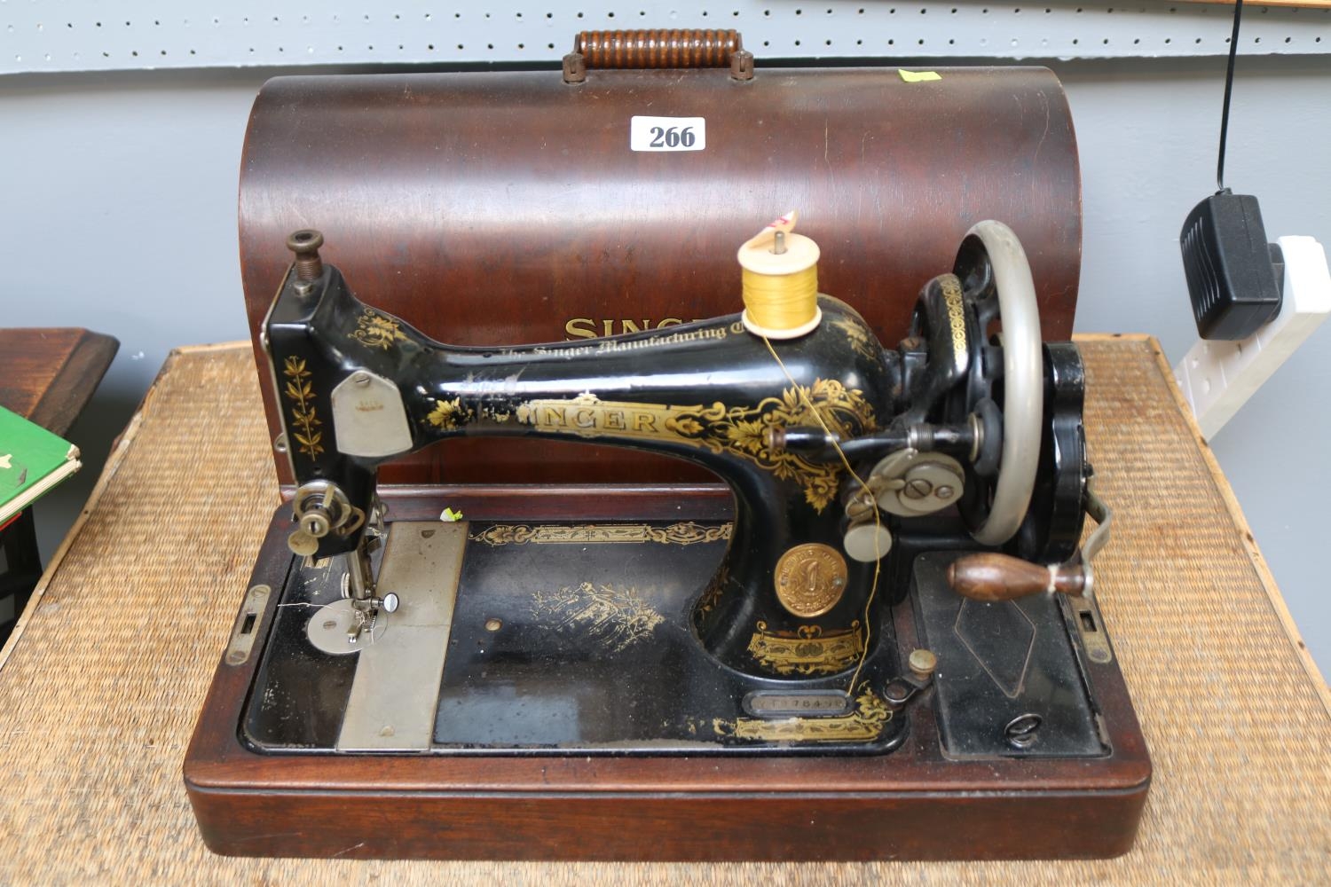 Oak Cased Singer Sewing machine Y4978498