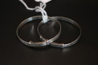 2 Early 20thC Silver Childs bangles 10g total weight