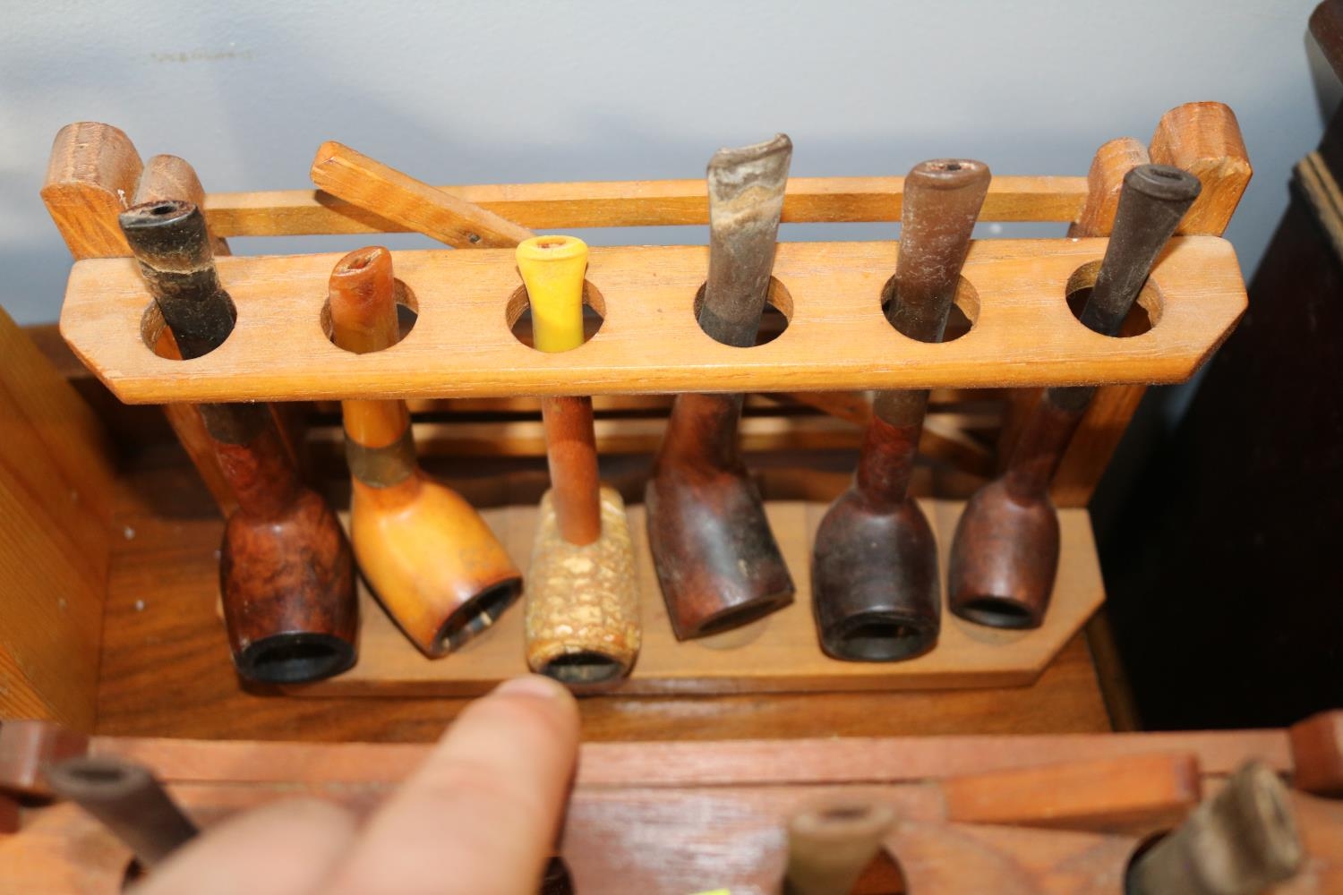 Collection of assorted Pipes and Pipe racks to include Ogdens, Sherlock Holmes style etc - Bild 5 aus 5