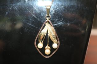 Ladies 9ct Gold Pearl Set Leaf and Floral bud design pendant on chain 44cm in Length
