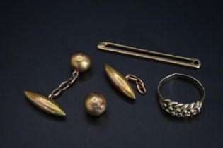 Gents 9ct Gold Knot ring, Tie bar and a Pair of 9ct Gold Cufflinks of Ball and Torpedo form 12g