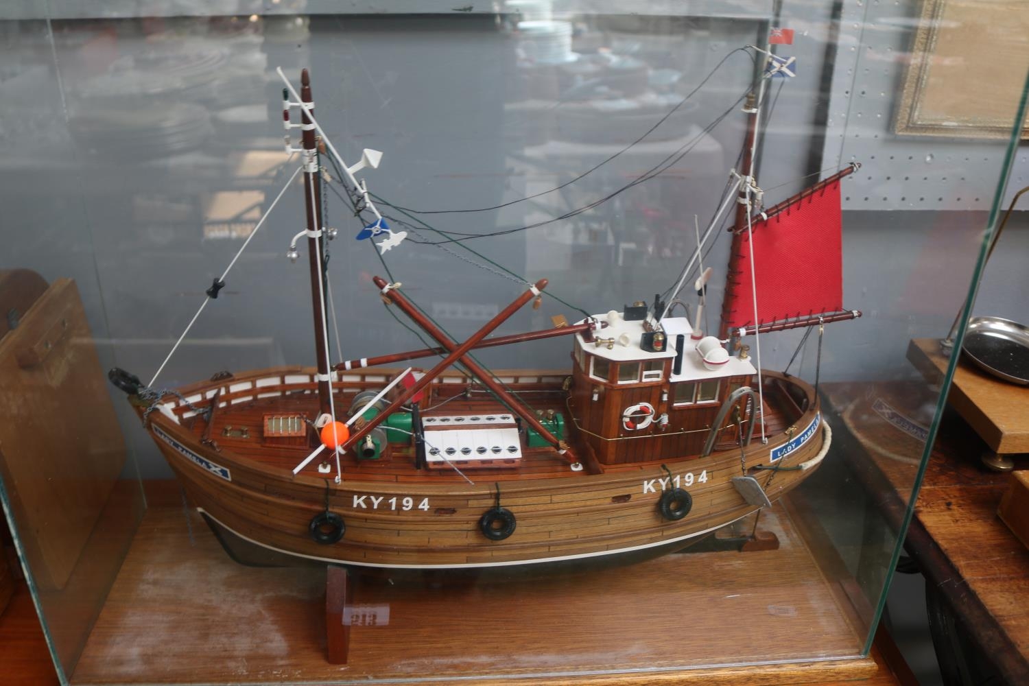 Large Scratch Built Fishing boat entitled Lady Pamela KY194 within glazed case. 60cm in Length - Bild 2 aus 2