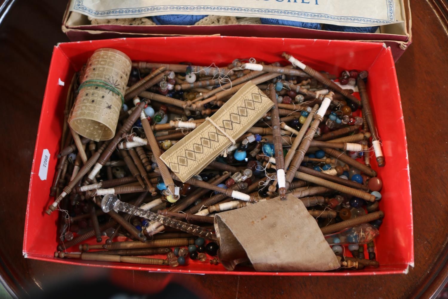 Collection of assorted Lace makers bobbins and related items - Bild 2 aus 2