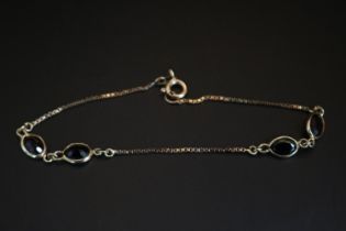 Ladies 9ct Gold Garnet Set Bracelet 2.6g total weight 18cm in Length