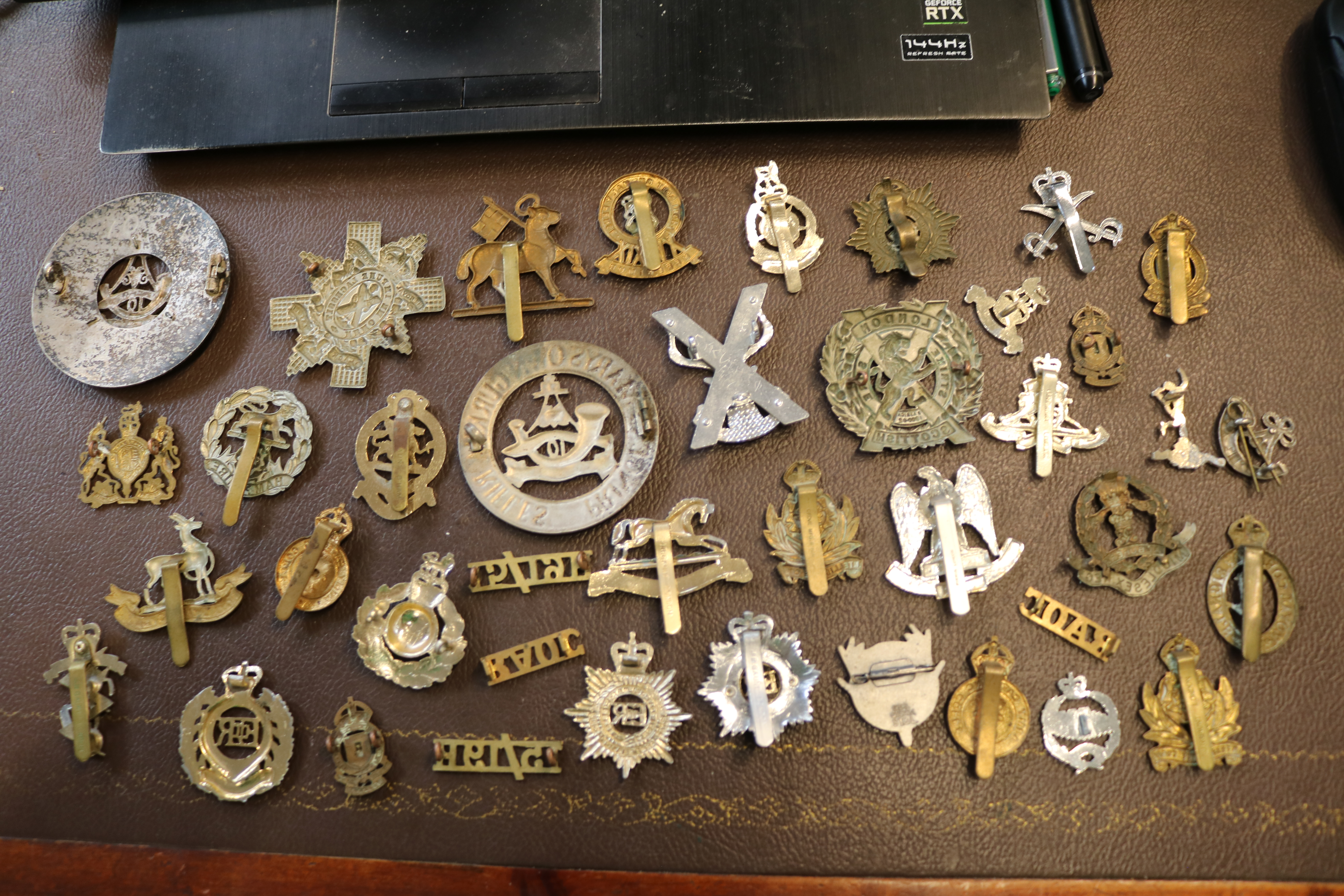 Good Collection of assorted Military Cap and other Badges in. Princess Marys Own Gurkha Rifles, - Bild 2 aus 2