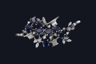 18ct White Gold 1970s Style Sapphire and Diamond set Floral spray brooch. 50mm x 30mm. 9.1gtotal
