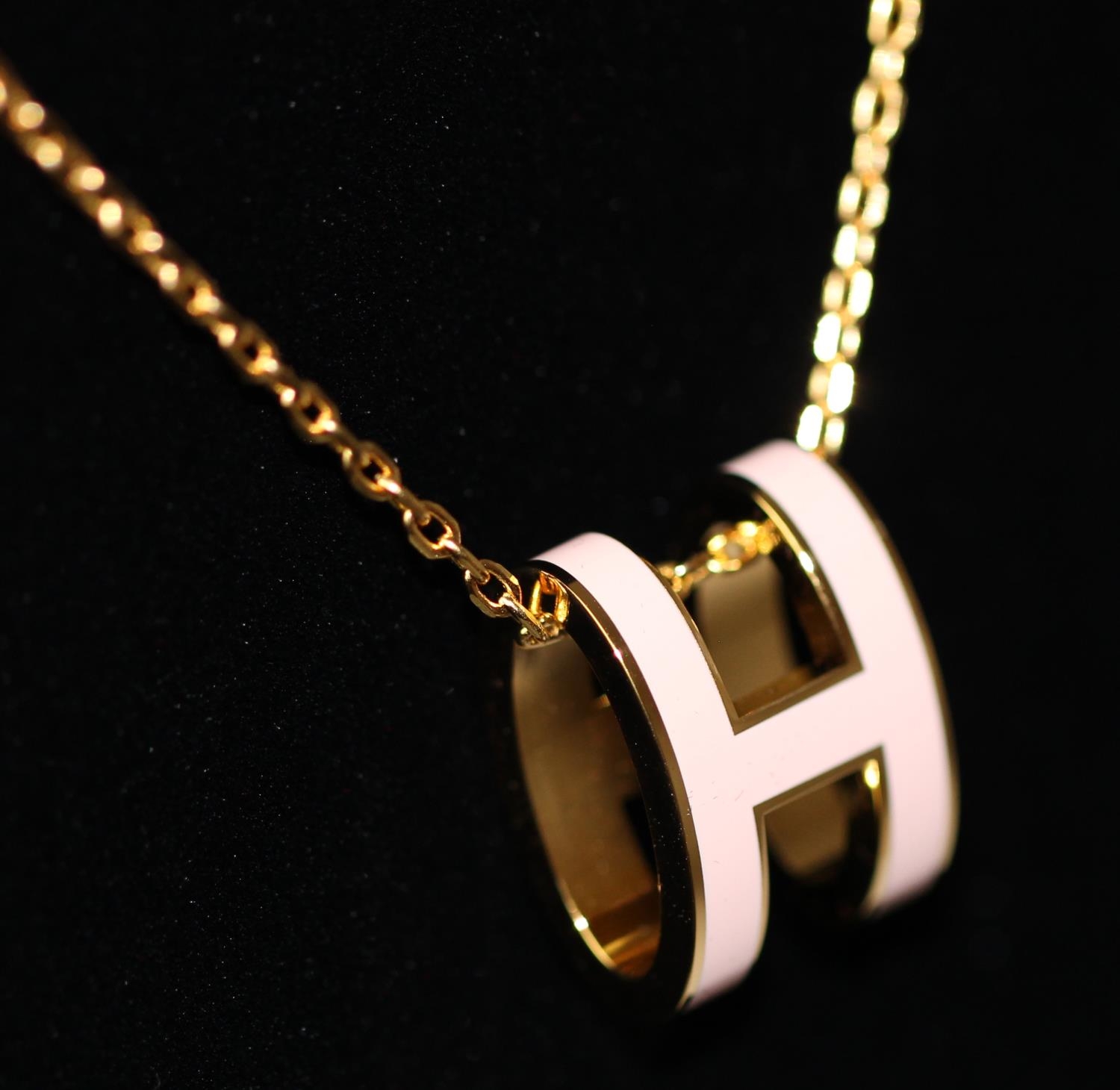 Hermes Pop "H" Necklace Pink. Hermes Pop "H" pendant necklace with pink lacquered enamel H and - Image 2 of 5