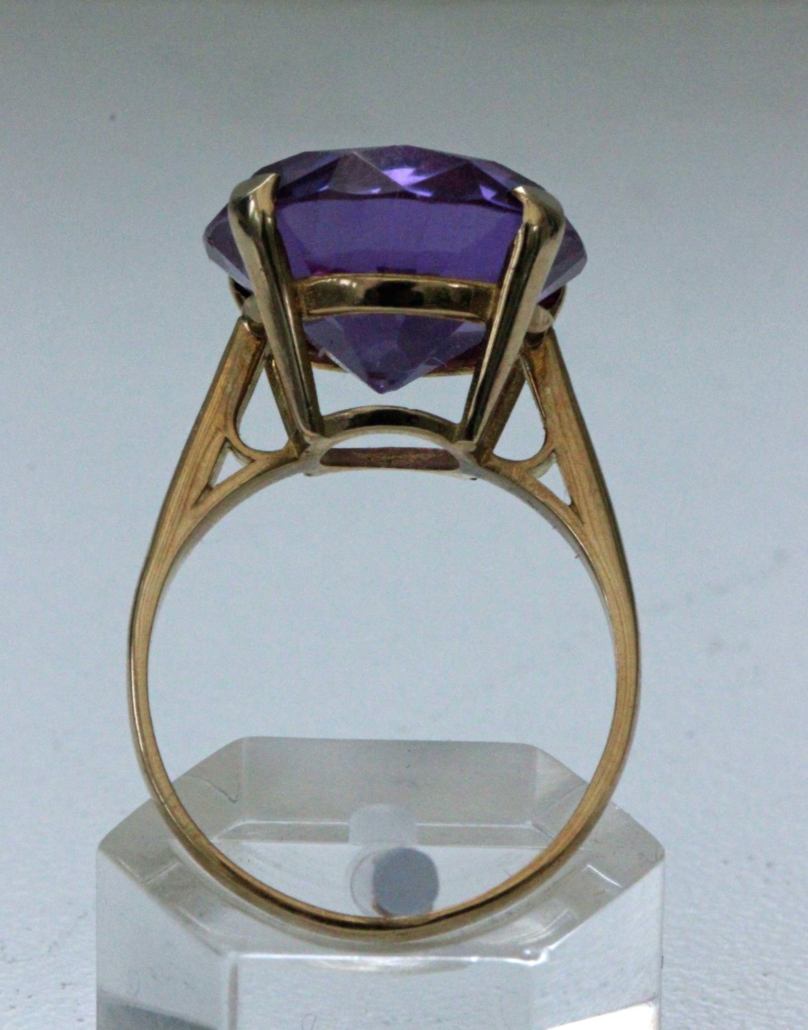 9ct Gold & Alexandrite Ring. Often described by gem aficionados as “emerald by day, ruby by - Image 4 of 4
