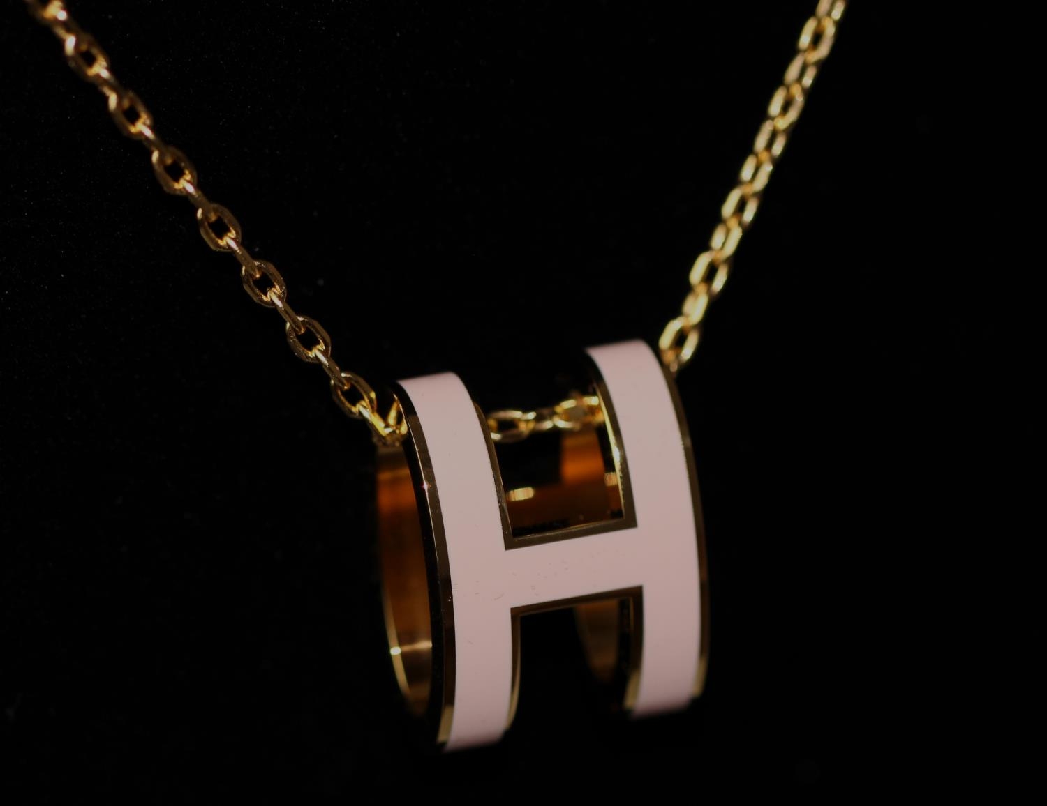 Hermes Pop "H" Necklace Pink. Hermes Pop "H" pendant necklace with pink lacquered enamel H and - Bild 3 aus 5