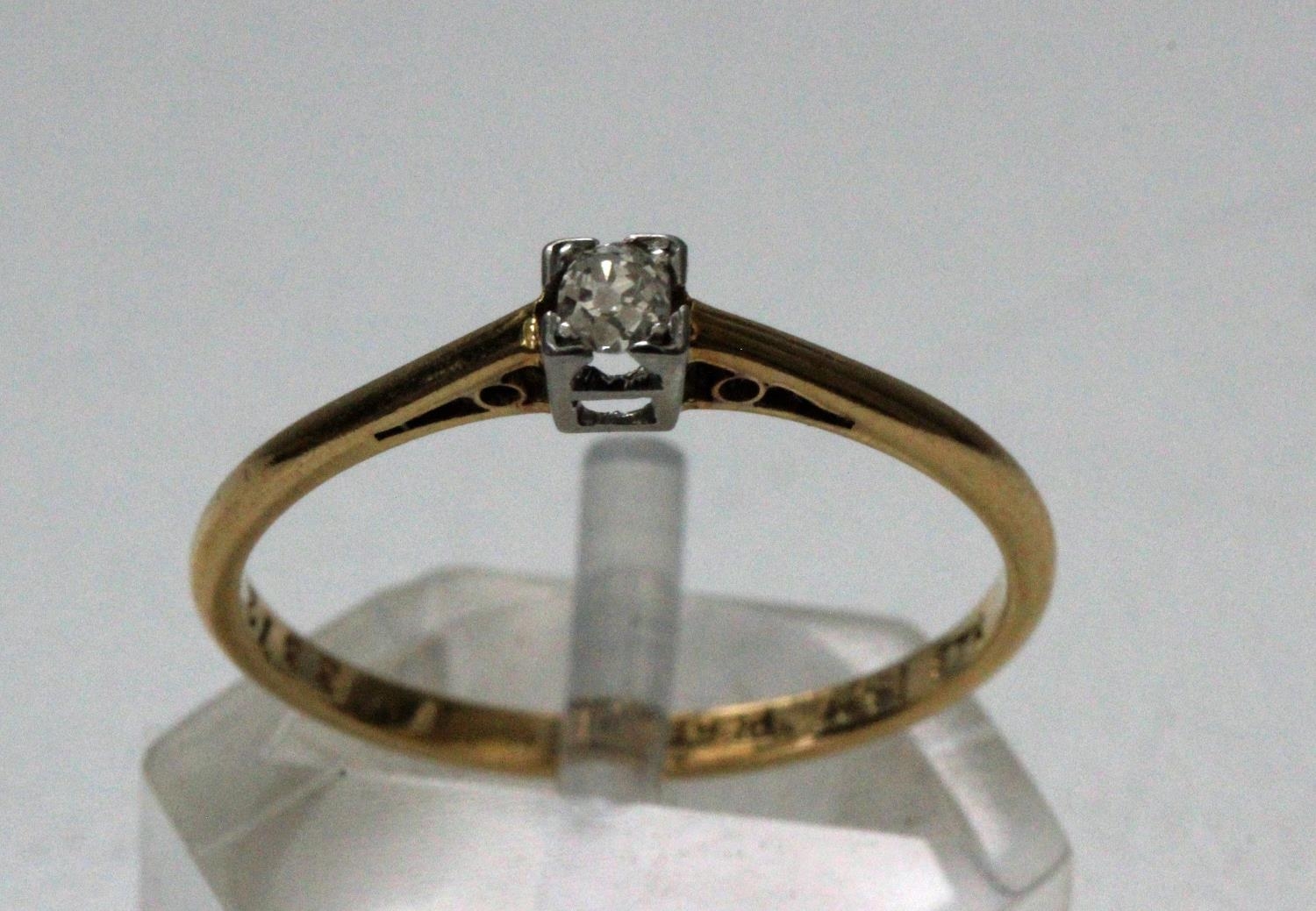 18ct Gold & Platinum Diamond Solitare 0.16ct Ring. 18ct yellow gold & platinum diamond solitare 0.
