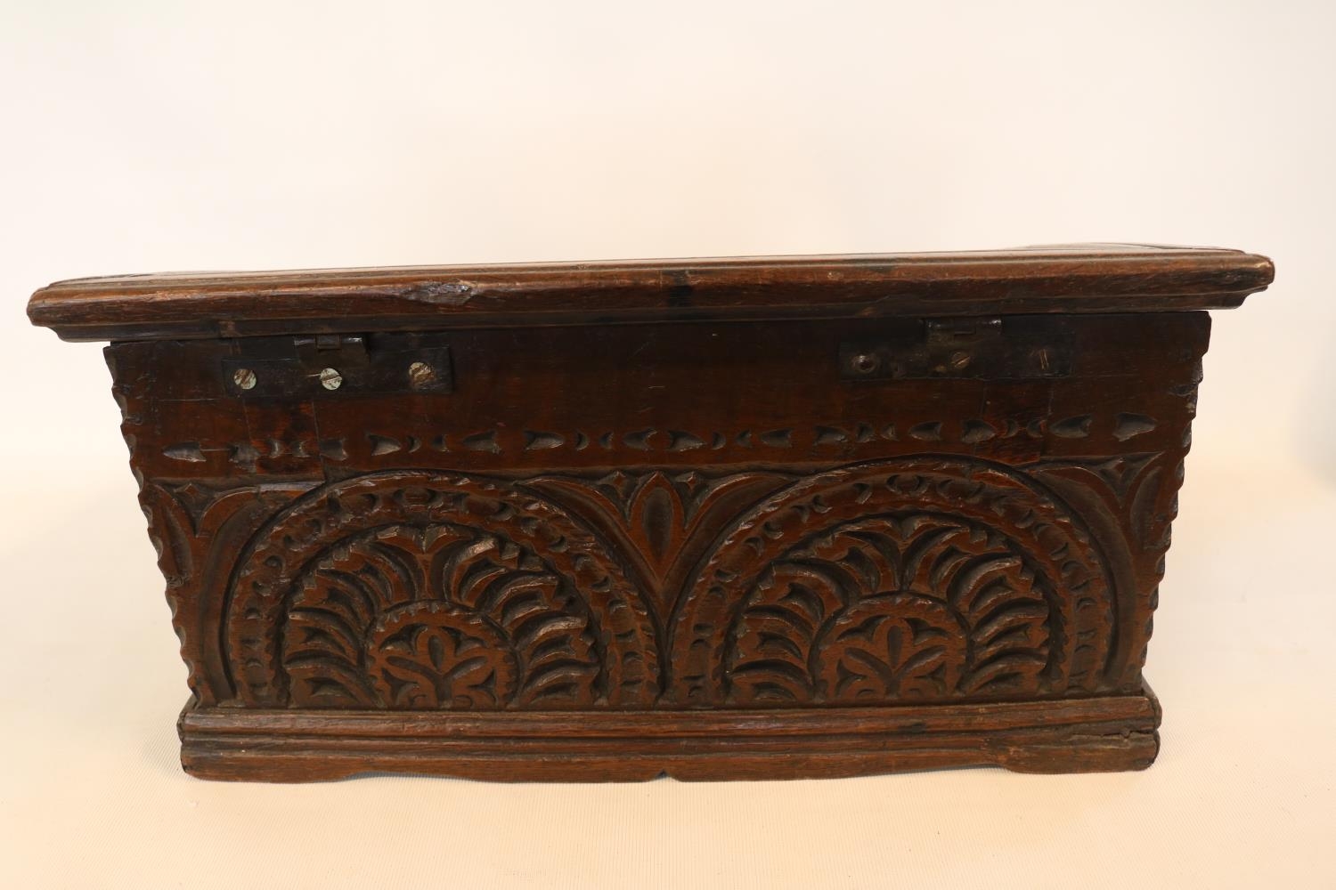 A Georgian oak bible box, early 18th century, the sloped hinged lid above floral guilloche carved - Bild 5 aus 5