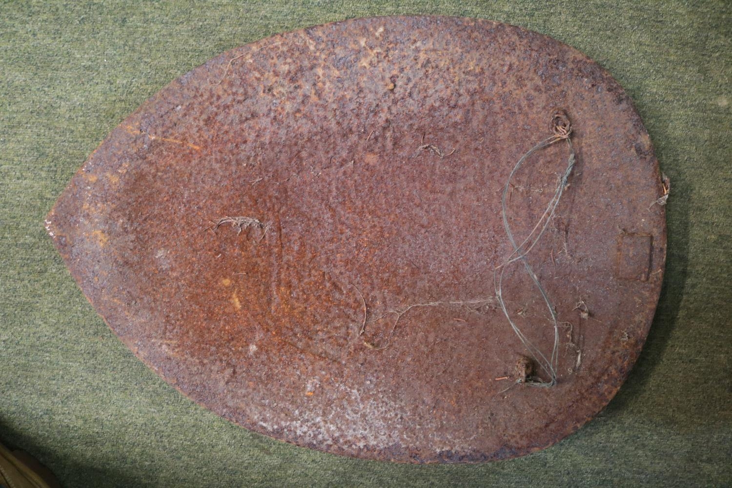 Pair of 19thC Germanic cast Iron shields in the Renaissance manner. The central oval medallion, - Bild 5 aus 5